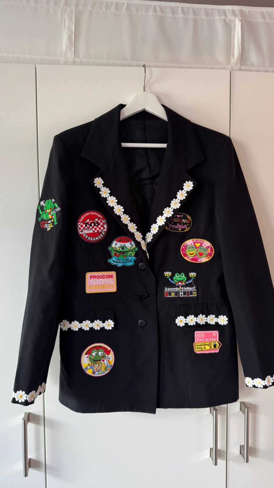 Uniek handgemaakt Oeteldonk jasje maat M 25 emblemen + bloem, Ophalen of Verzenden, Zo goed als nieuw, Carnaval