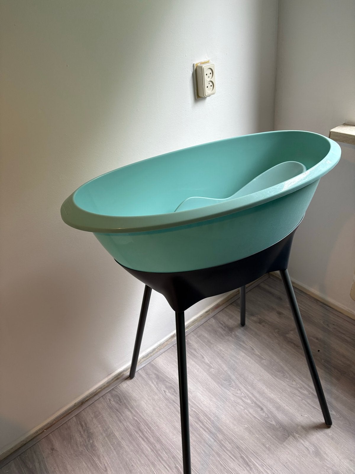 Luma babybadje met standaard,badzitje en slang, Zo goed als nieuw, Badje, Standaard, Ophalen
