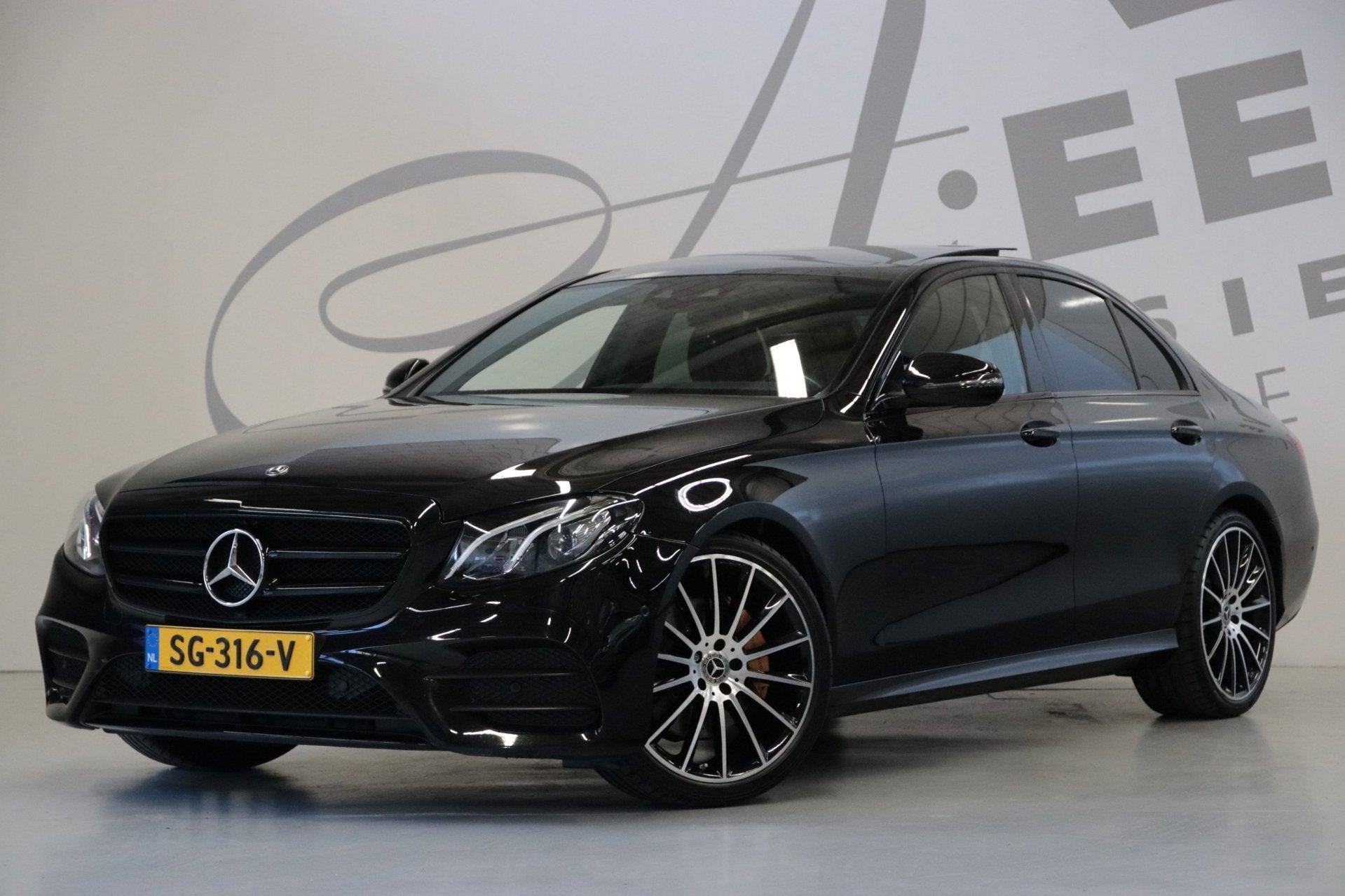 Mercedes-Benz E-klasse 200 AMG-pakket/ Burmester/ Panoramada, Automaat, Gebruikt, 4 cilinders, Zwart