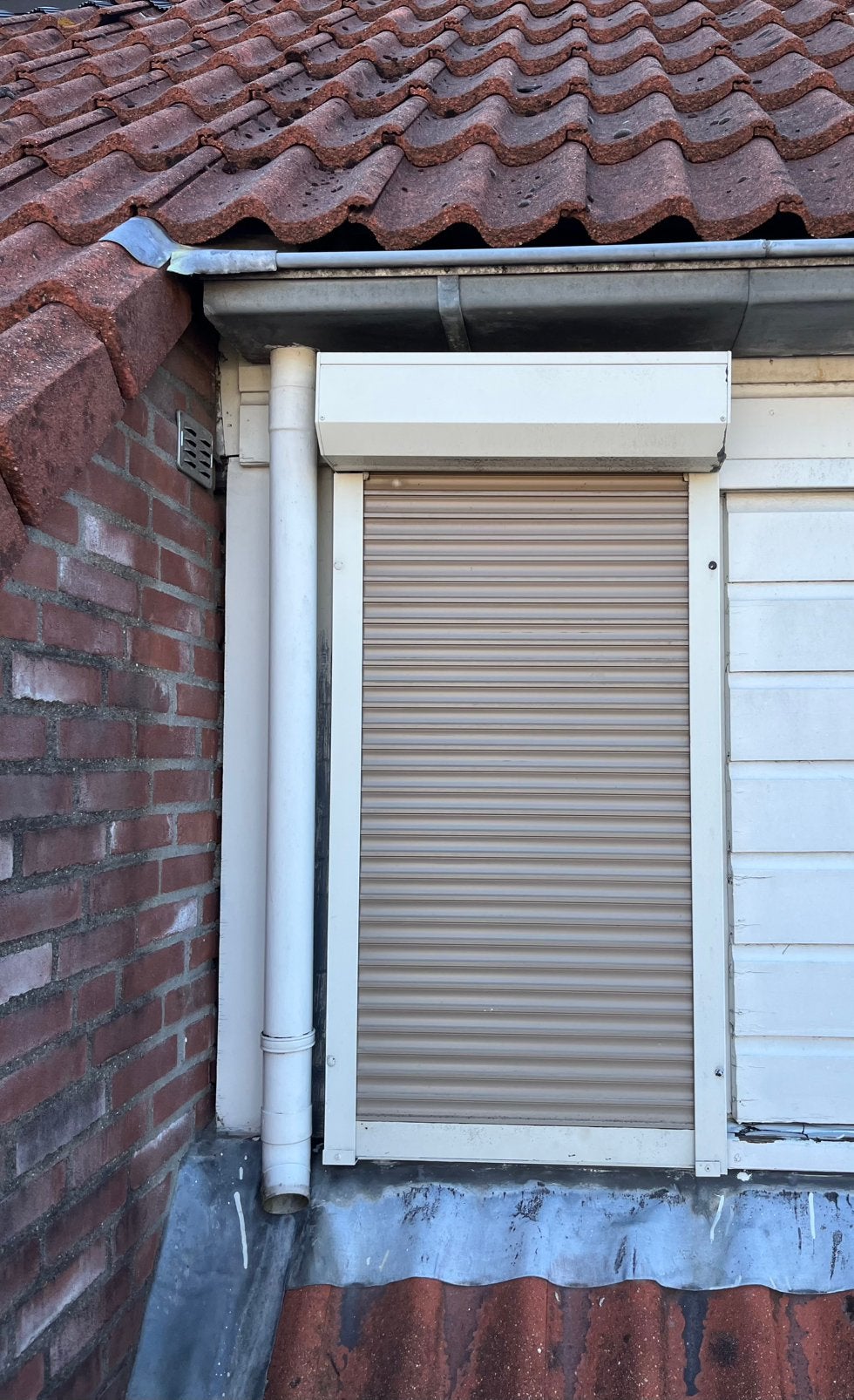 Te koop: rolluik 58 x 102 cm, Ophalen, Bruin, Minder dan 100 cm, 100 tot 150 cm