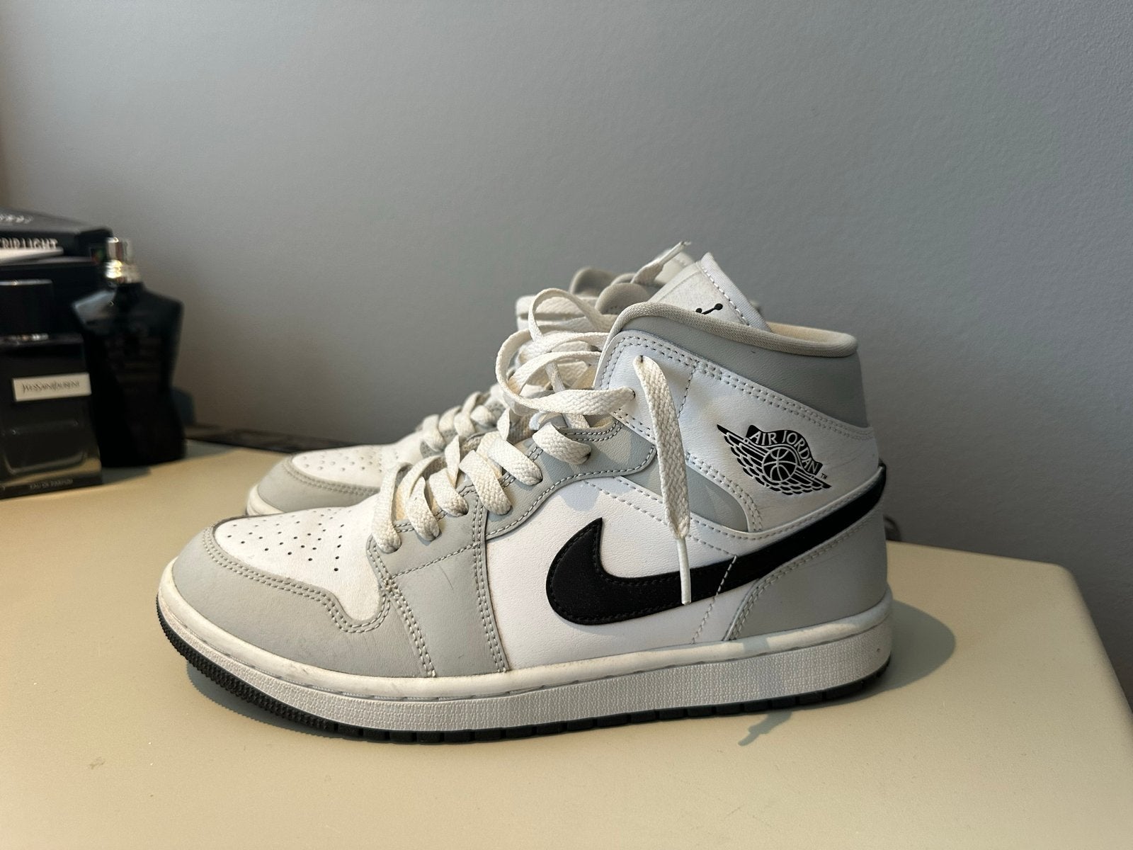 Nike Air Jordan 1 Mid Light Smoke Grey - Maat 42, Ophalen of Verzenden, Gedragen, Overige kleuren, Sneakers of Gympen