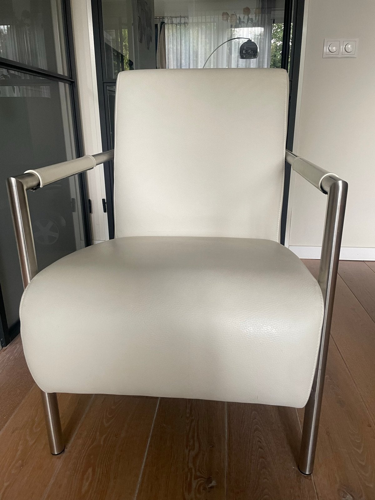Comfortabele fauteuil - Crème leer met metalen frame, Huis en Inrichting, Fauteuils, Ophalen, Gebruikt, 50 tot 75 cm, Leer