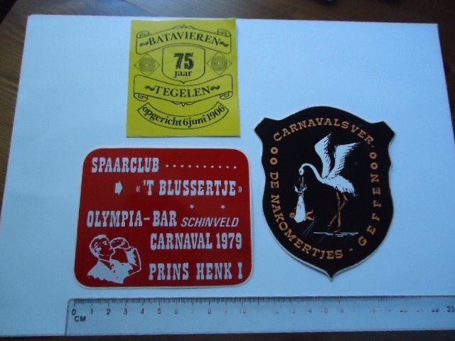 sticker oud Carnaval vintage Geffen Schinveld 1979 Tegelen, Verzenden, Zo goed als nieuw, Bedrijf of Vereniging