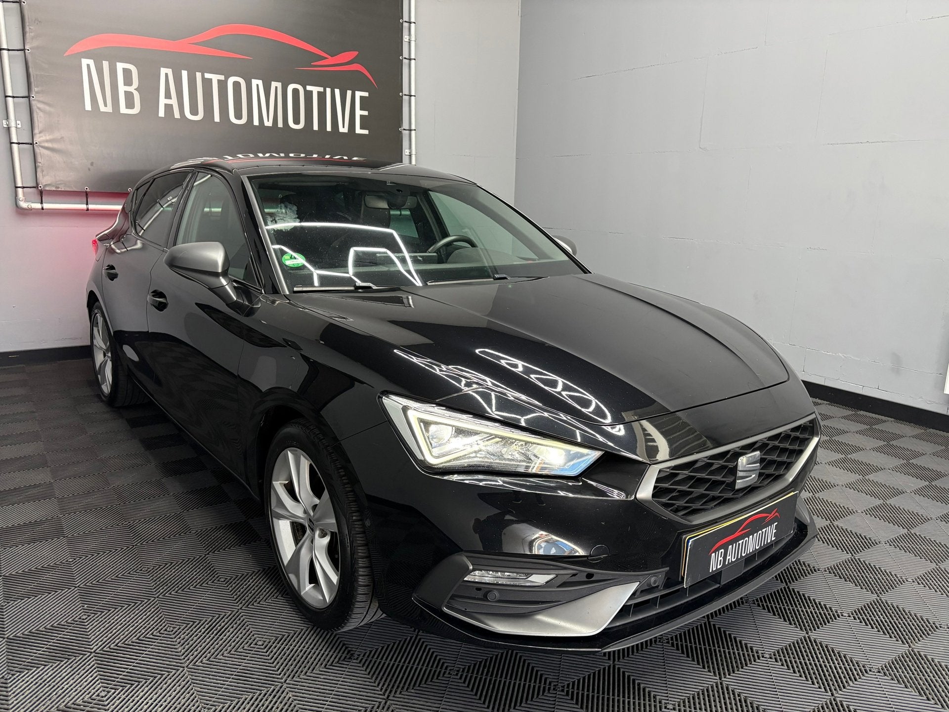 Seat Leon 1.5 eTSI FR Launch Edition, 4 cilinders, 150 pk, Leder en Stof, Zwart