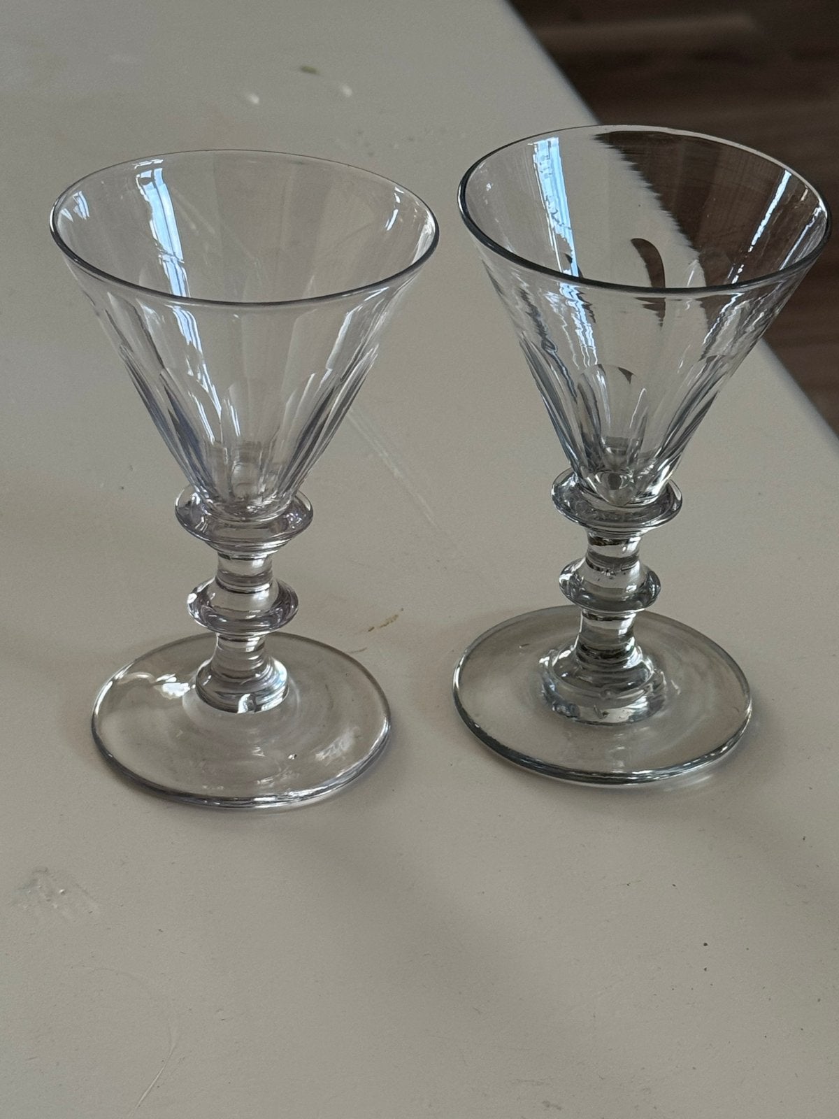 Set van 2 vintage wijnglazen met geslepen details, Ophalen of Verzenden