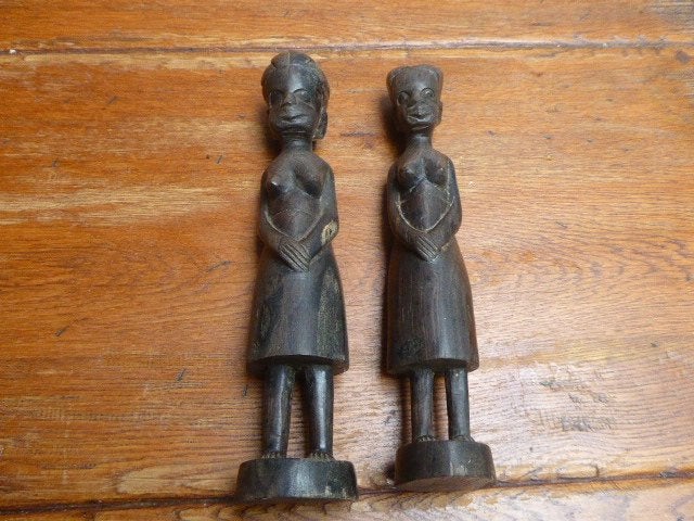2 ebbenhouten Afrikaanse beeldjes, Antiek en Kunst, Ophalen of Verzenden, Handgemaakt, 20 - 50 cm, Beeld