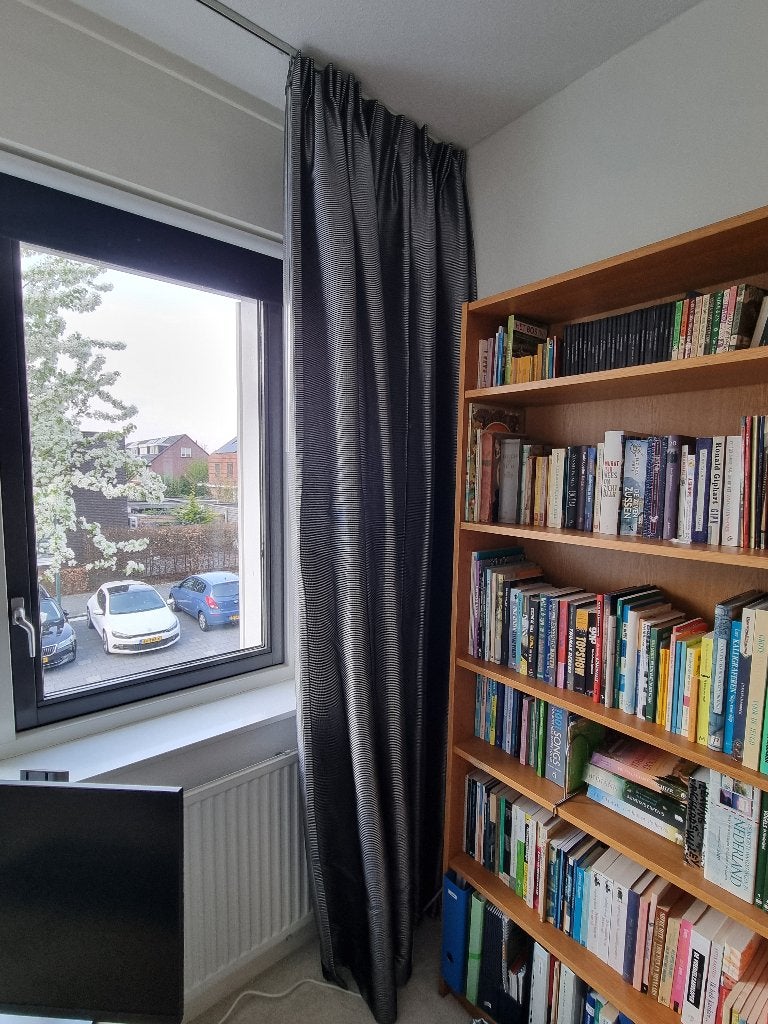 Twee zilvergrijze gordijnen, in totaal 270 breed en 262 hoog, 270 cm, Met haken, Gebruikt, Ophalen of Verzenden