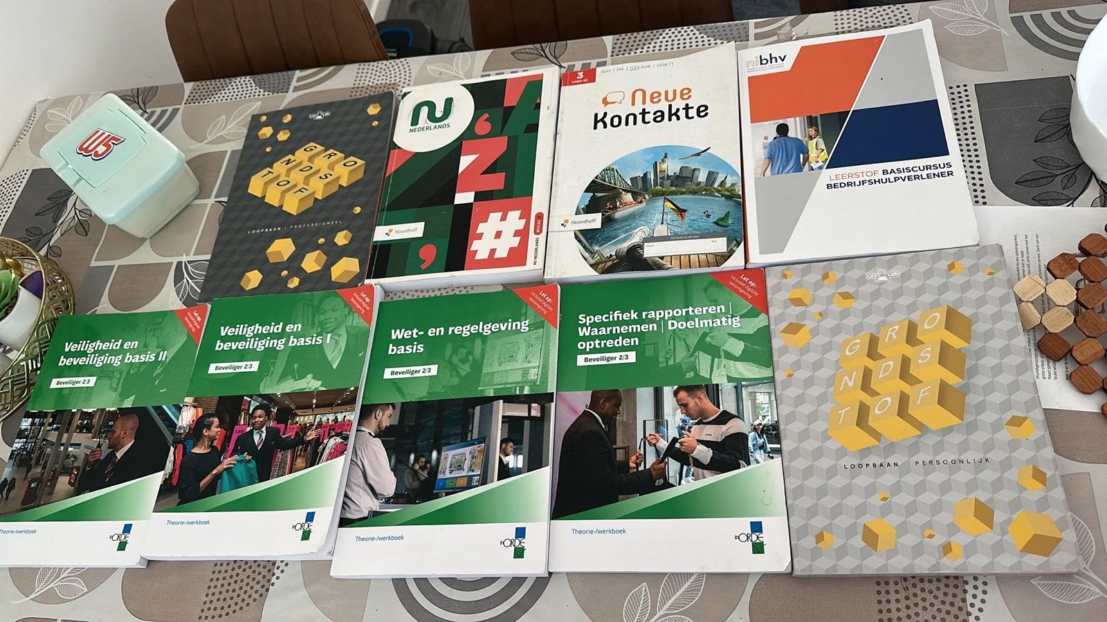 Beveiliger opleiding boeken niveau 2, Ophalen