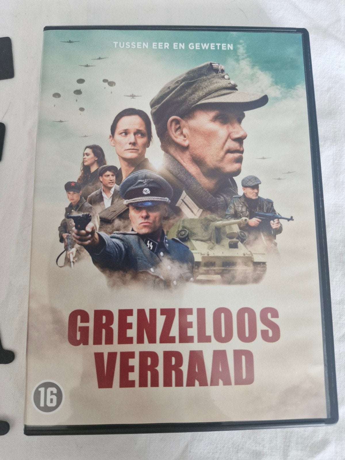 Grenzeloos Verraad, Vanaf 16 jaar, Nederlands, Ophalen of Verzenden, Zo goed als nieuw