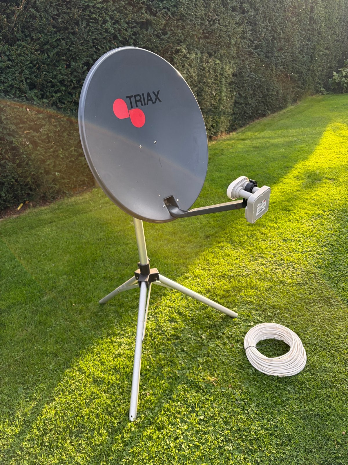Triax schotelantenne met statief en DUO LNB, Ophalen, Zo goed als nieuw, (Schotel)antenne, Overige merken