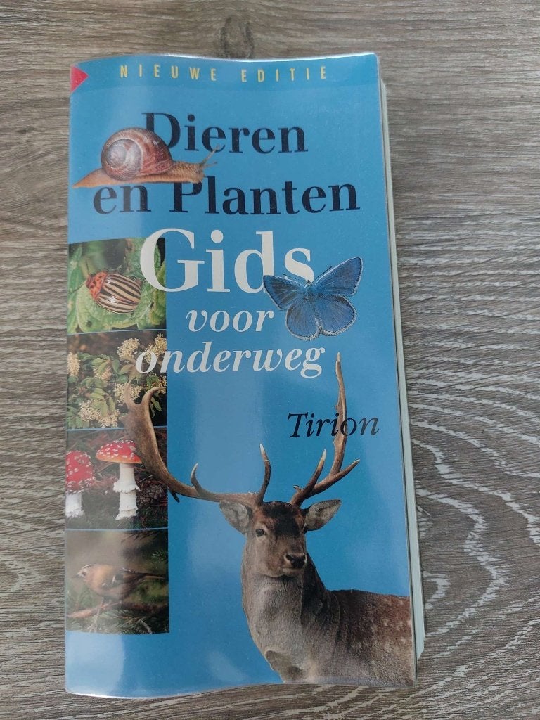 Dieren en Plantengids voor onderweg - Tirion, Ophalen of Verzenden, Zo goed als nieuw, Natuur algemeen