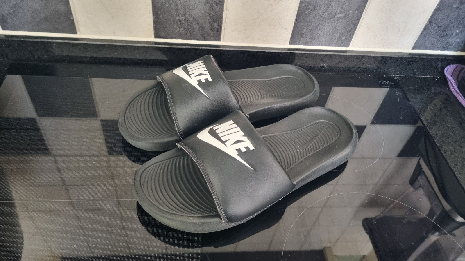 Nike slippers, Kleding | Heren, Schoenen, Ophalen of Verzenden, Zo goed als nieuw, Zwart