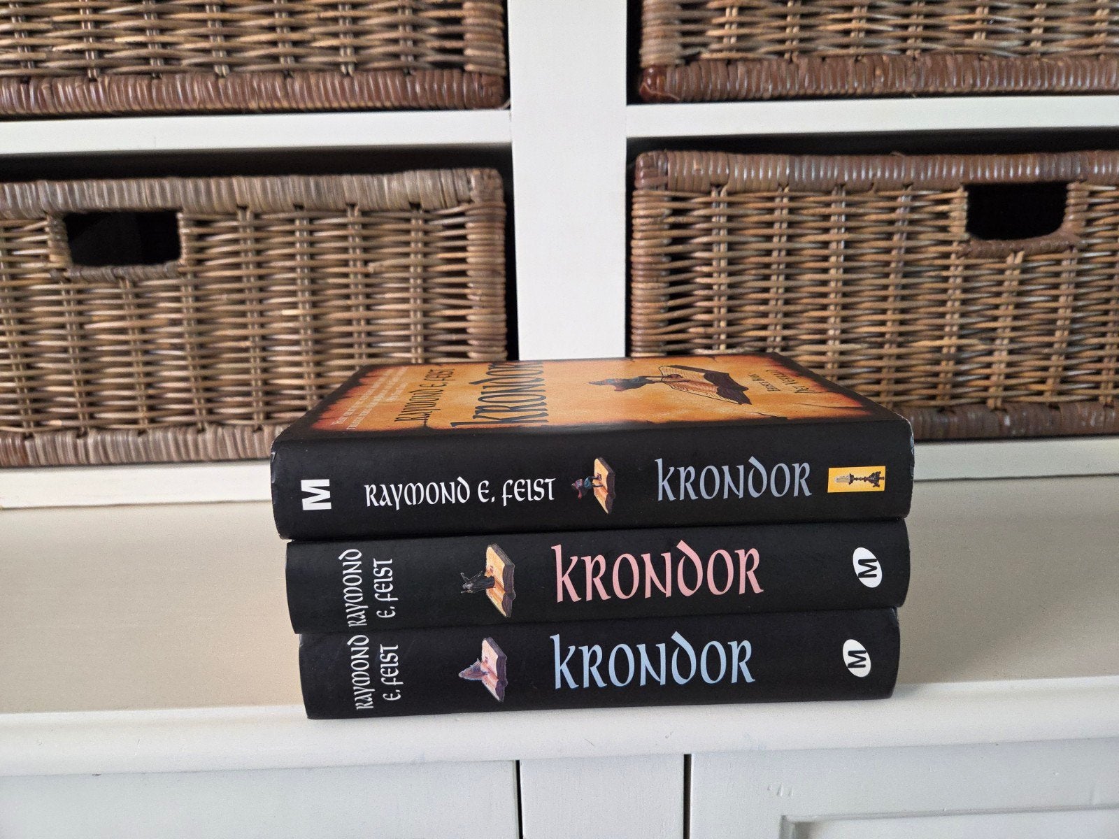 Raymond E Feist - Krondor, Ophalen of Verzenden, Gelezen