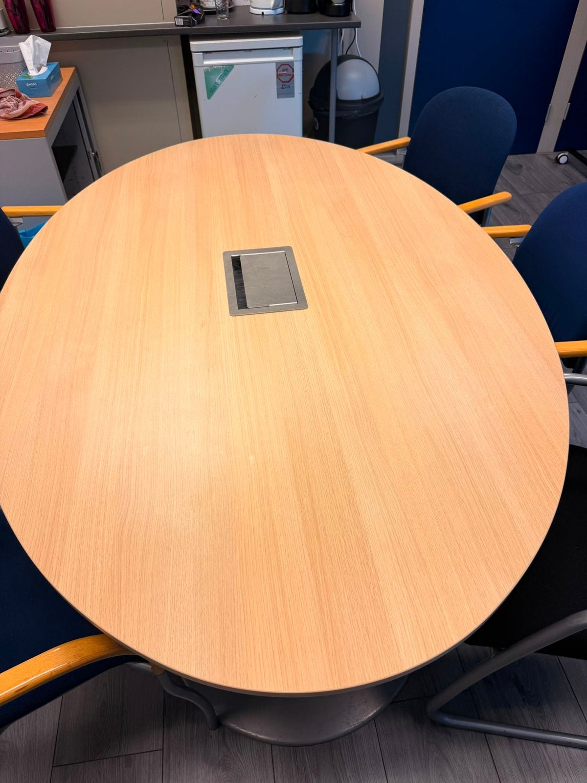 Ronde vergadertafel met 4 stoelen en stroomaansluiting, Ophalen, Zo goed als nieuw