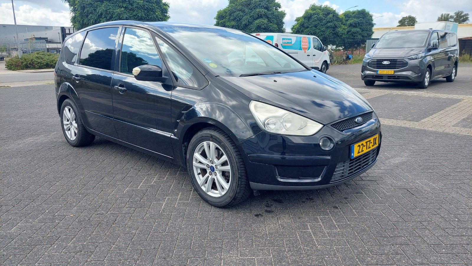 Ford S-Max 2.0 16V 107KW Zwart met all season en trekhaak, Auto's, Voorwielaandrijving, 145 pk, Stof, Radio