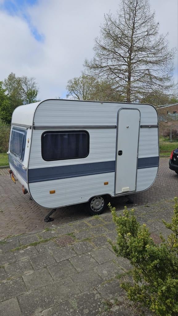Adria 305 SL met opblaasbare voortent, Caravans en Kamperen, Treinzit, Adria, 4 tot 5 meter, Koelkast