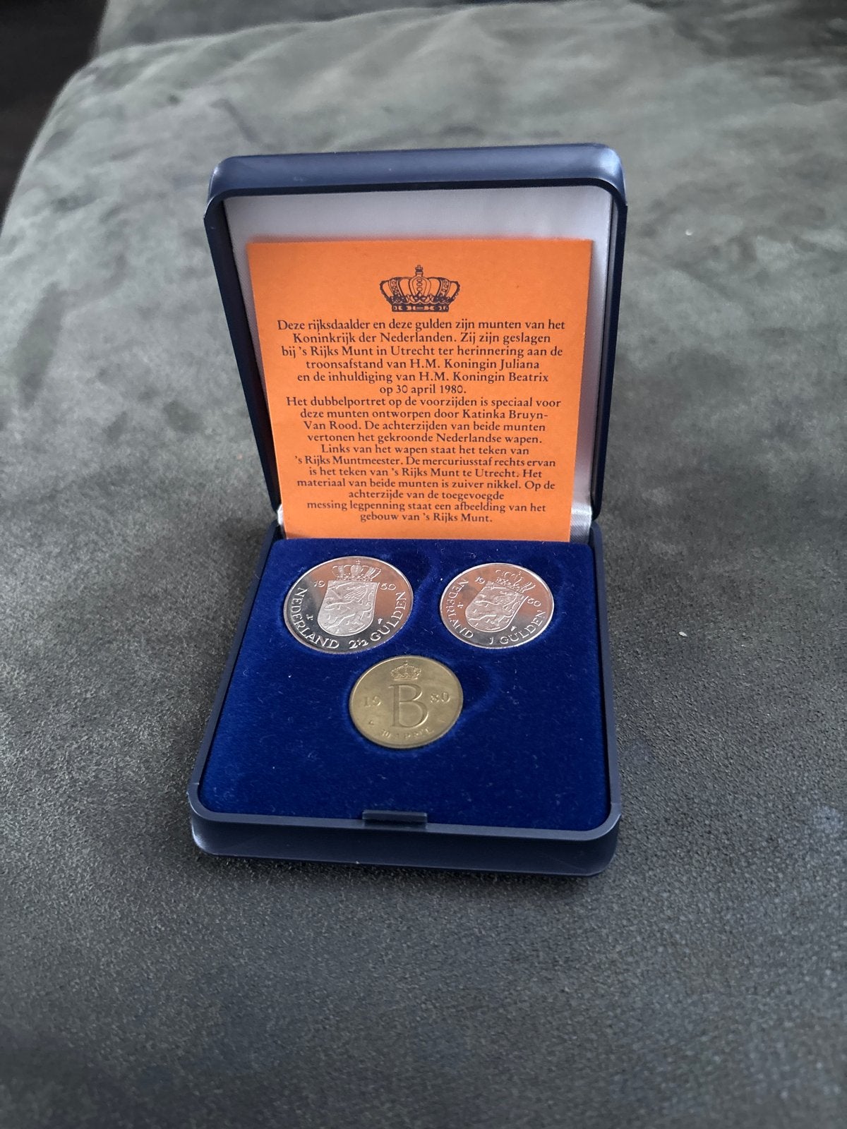 Munten set: Rijksdaalder en Gulden 1980 - Troonsafstand, Postzegels en Munten, Ophalen of Verzenden, Koningin Juliana, 2½ gulden