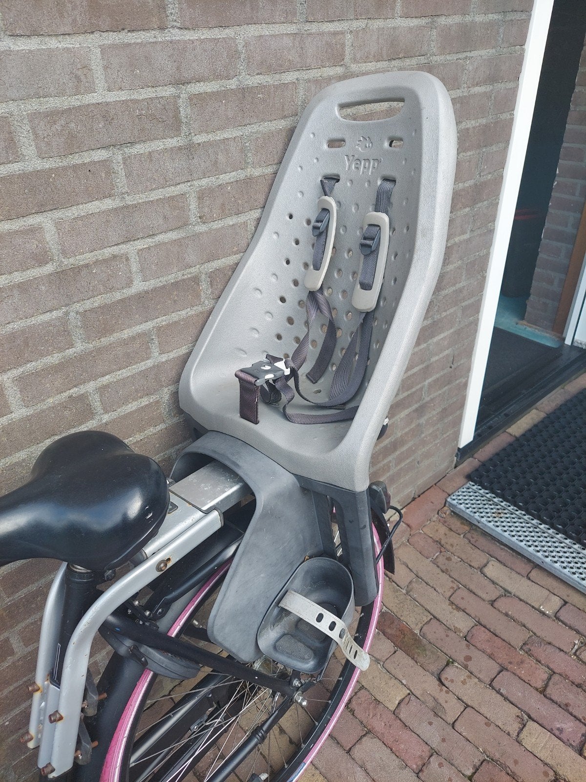 Yepp Achterzitje voor fiets - Grijs, Fietsen en Brommers, Fietsaccessoires | Fietsstoeltjes, Achterzitje, Yepp, 9 t/m 18 kg, Ophalen of Verzenden
