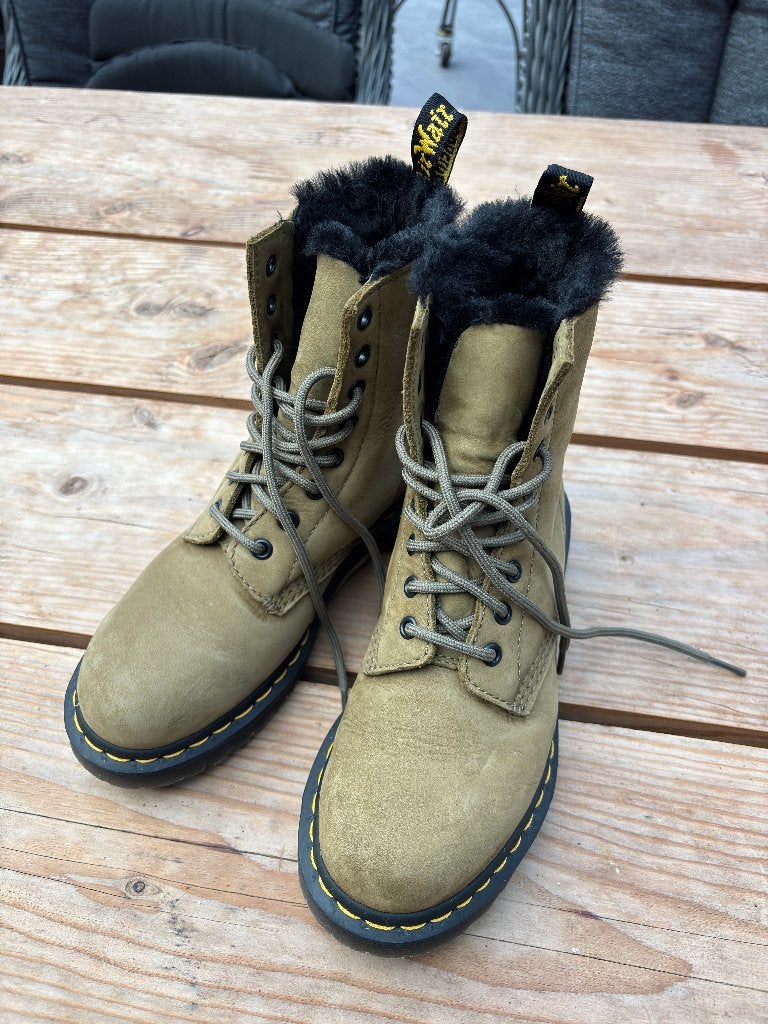 Dr. Martens 1460 Pascal met bont gevoerd - maat 38, Kleding | Dames, Overige kleuren, Ophalen of Verzenden, Dr. Martens, Zo goed als nieuw