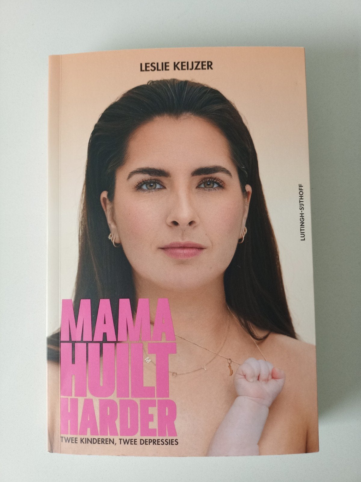 Boek mama huilt harder - Leslie Keijzer, Boeken, Ophalen of Verzenden, Zo goed als nieuw, Mode algemeen