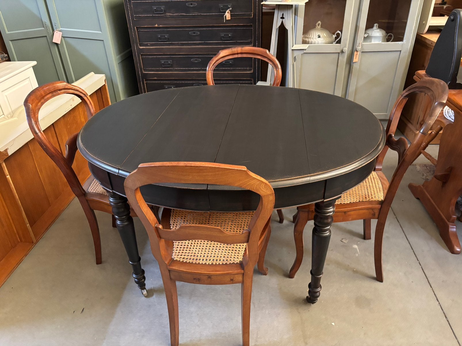 Antiek brocante tafel / eettafel, Huis en Inrichting, Tafels | Eettafels, Studio Larilo, Gebruikt, Vier personen, Ovaal
