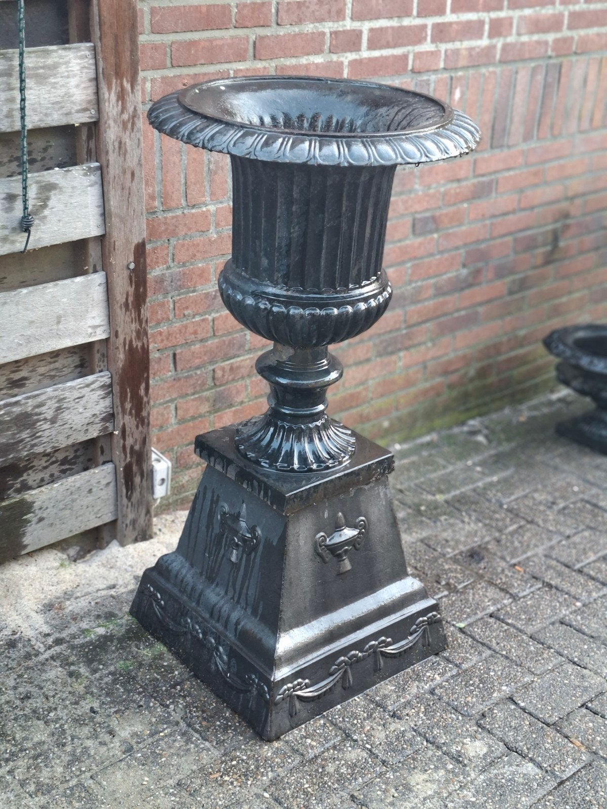 Gietijzer pot met sokkel, Ophalen