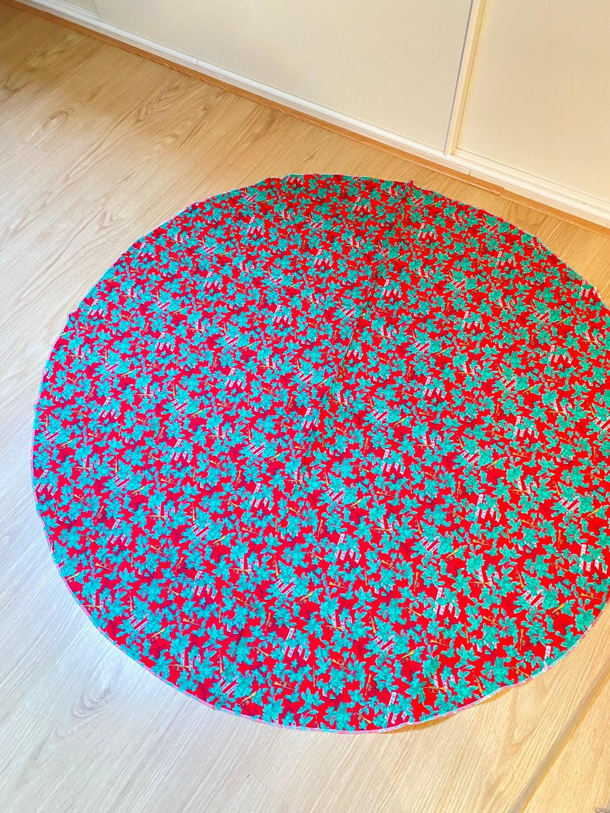 Kerstkleed met muziekinstrumenten/-noten doorsnee 130 cm, Ophalen of Verzenden, Zo goed als nieuw