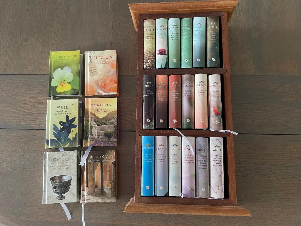 KASTJE MET SERIE PARELTJES met spreuken - WD014, Boeken, Godsdienst en Theologie, Zo goed als nieuw, Christendom | Katholiek, Christendom | Protestants