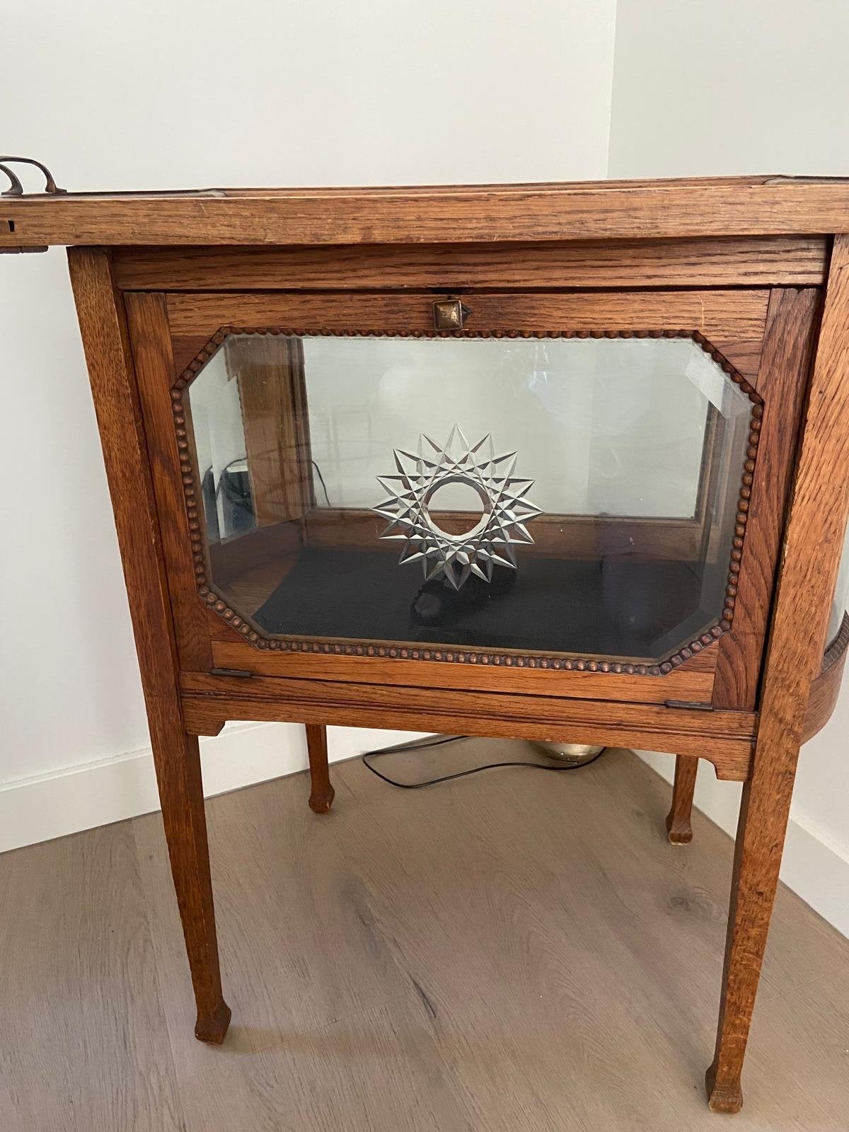 Antieke houten vitrinekast met glas en decoratie, Antiek en Kunst, Ophalen