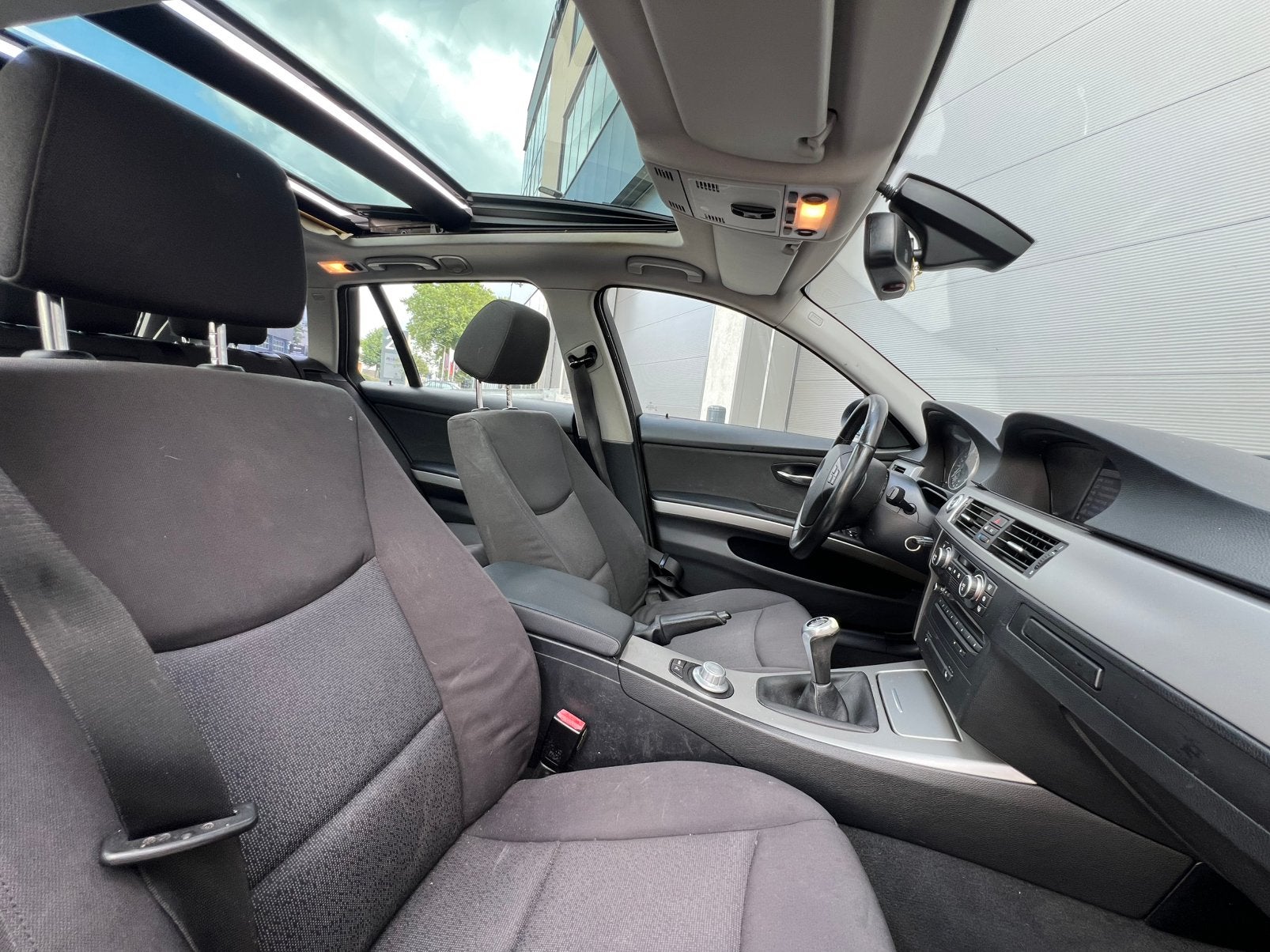 Zwarte Luxe BMW 3-Serie 320i E91 Touring/Panoramadak/APK/AC!, 13 km/l, 1995 cc, 4 cilinders, Zwart