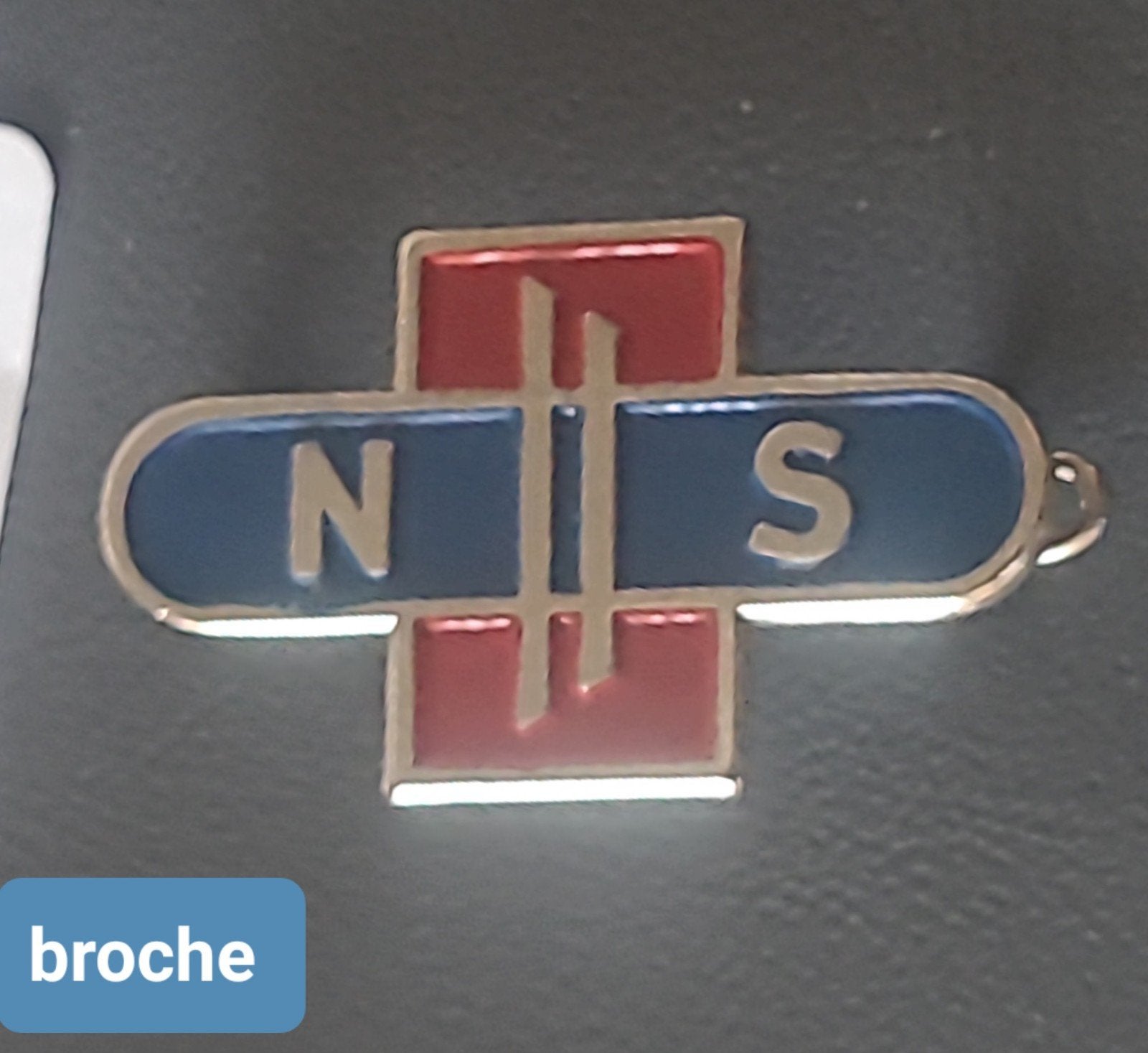 Vintage NS Broche - Blauw en Rood Emaille Speld, Verzamelen, Verzenden, Gebruikt