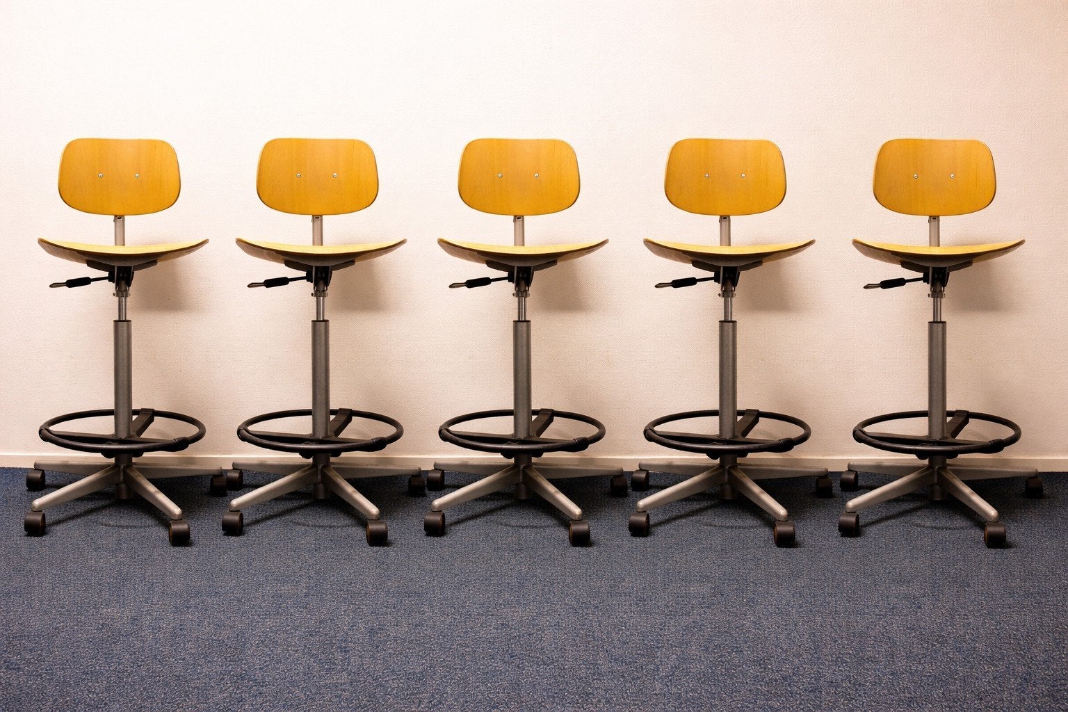 5x Hoge Houten Werkplaatsstoel / Bureaukruk (Verstelbaar), Ophalen, Gebruikt, ., Zwart