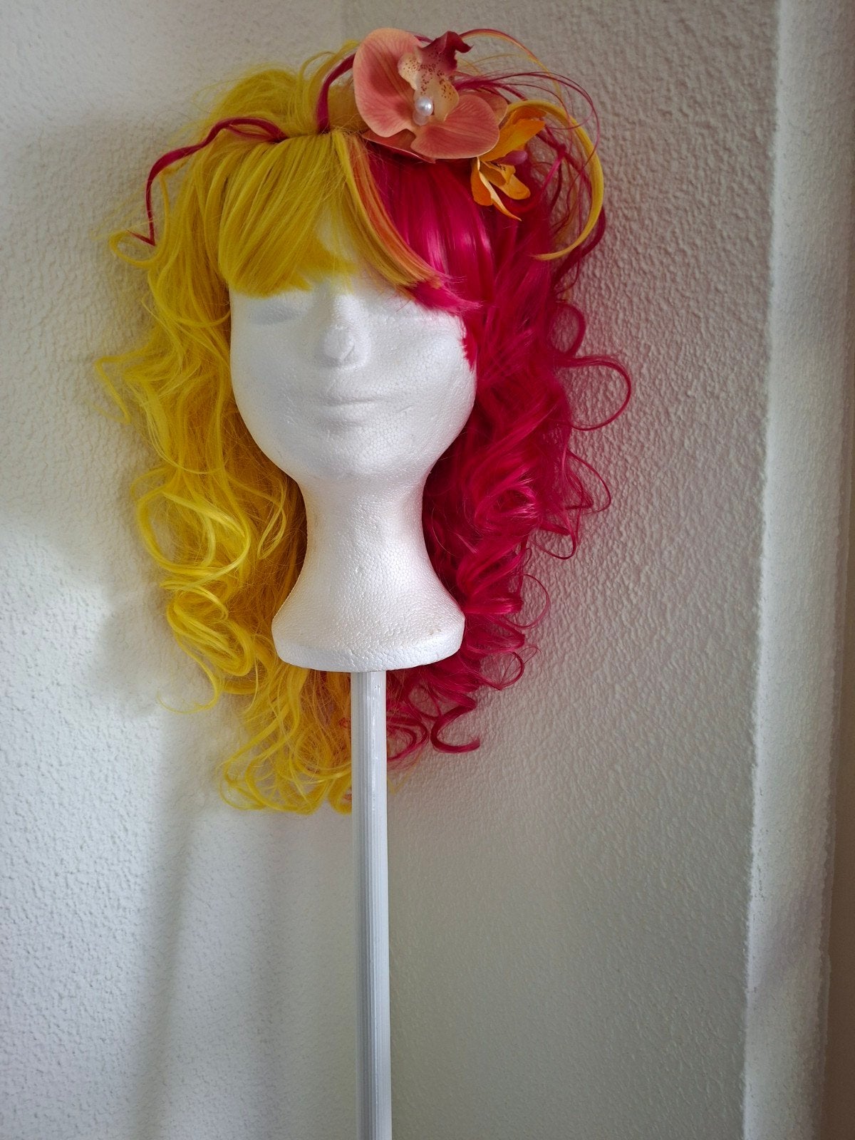 Pruik geel/roze met bloem - Elfia/Castlefest, Ophalen of Verzenden