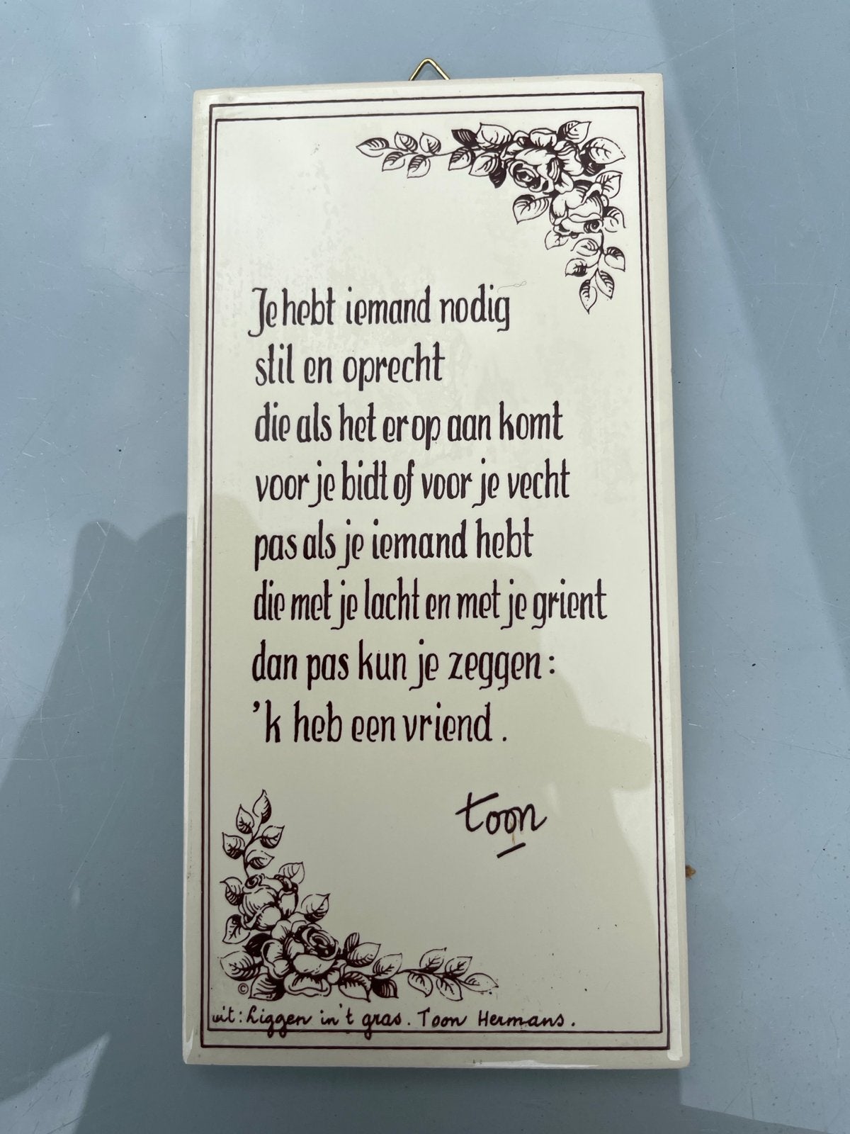 Tegeltje Toon Hermans gedicht 'k heb een vriend, Huis en Inrichting, Beige, Gebruikt, Vintage, Steen/keramiek