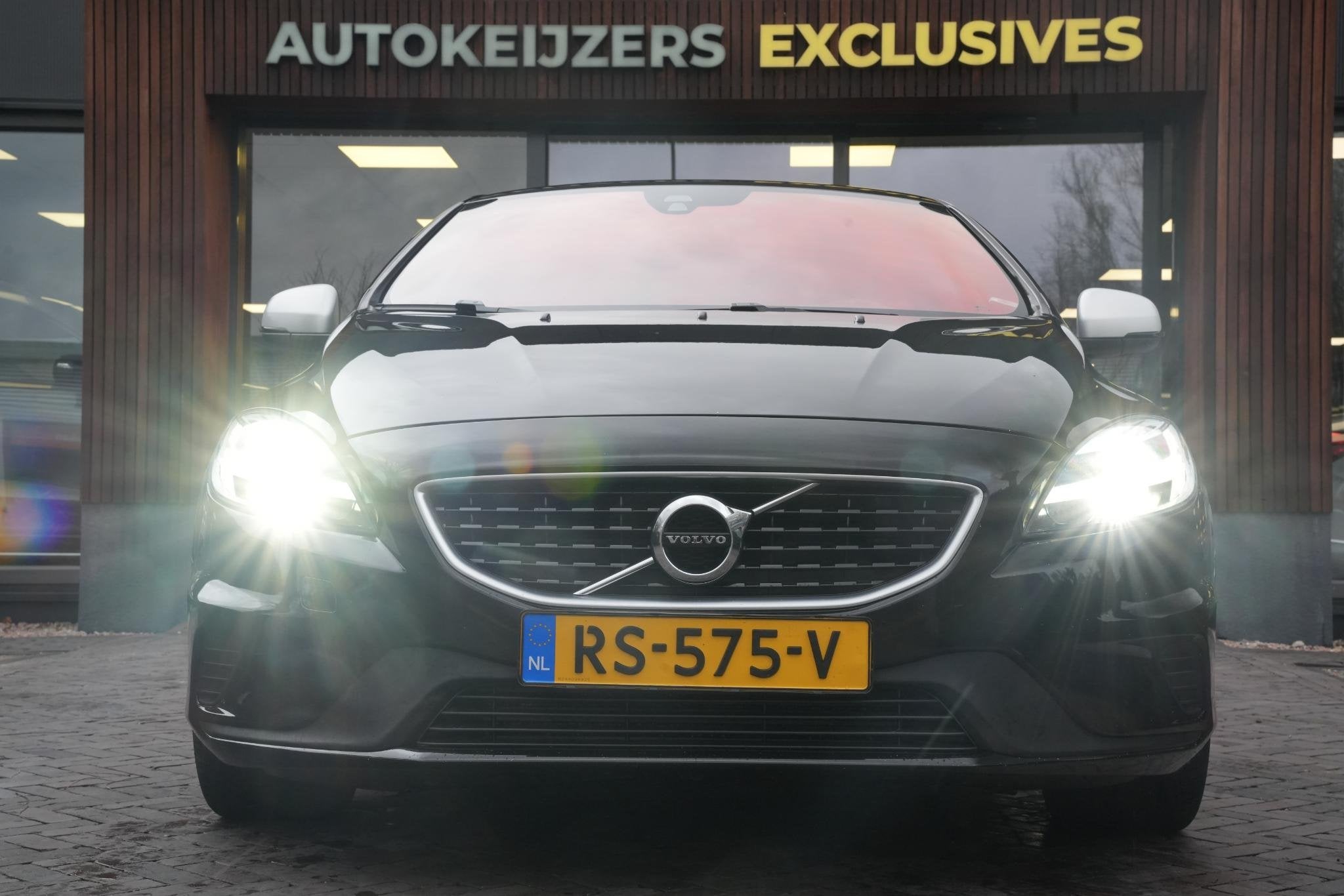 Volvo V40 2.0 T4 Business Sport R Design Stoelverw. Leer/Alc, Auto's, Gebruikt, Euro 6, Zwart, Origineel Nederlands
