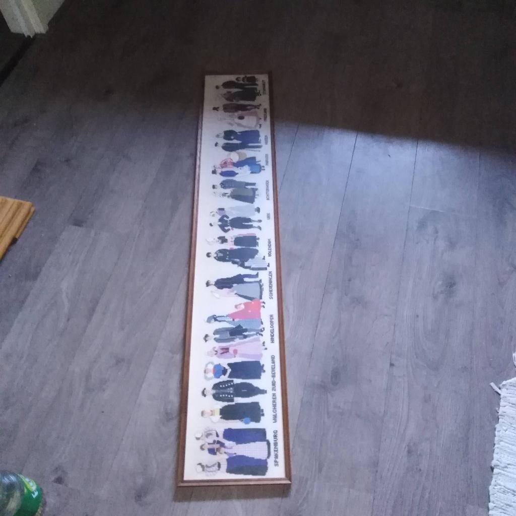 Geborduurd schilderij met klederdracht met stedennamen, Ophalen, 135 cm, Achter glas, Meerkleurig