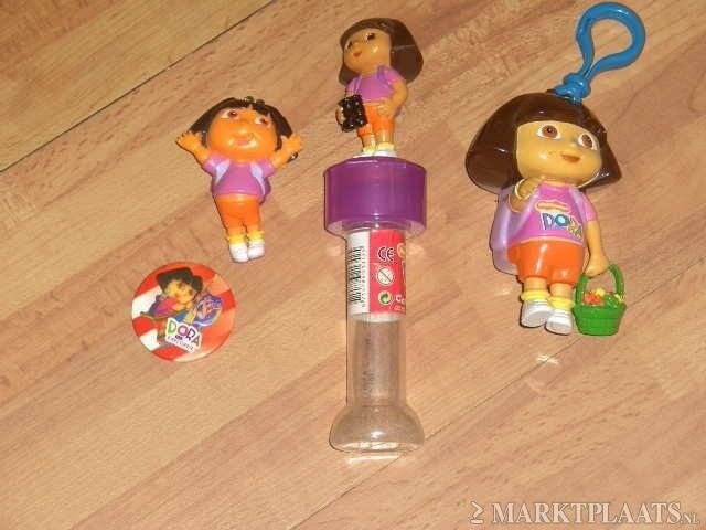 4 Dora poppetjes en button en wat stickers, Ophalen of Verzenden, Gebruikt