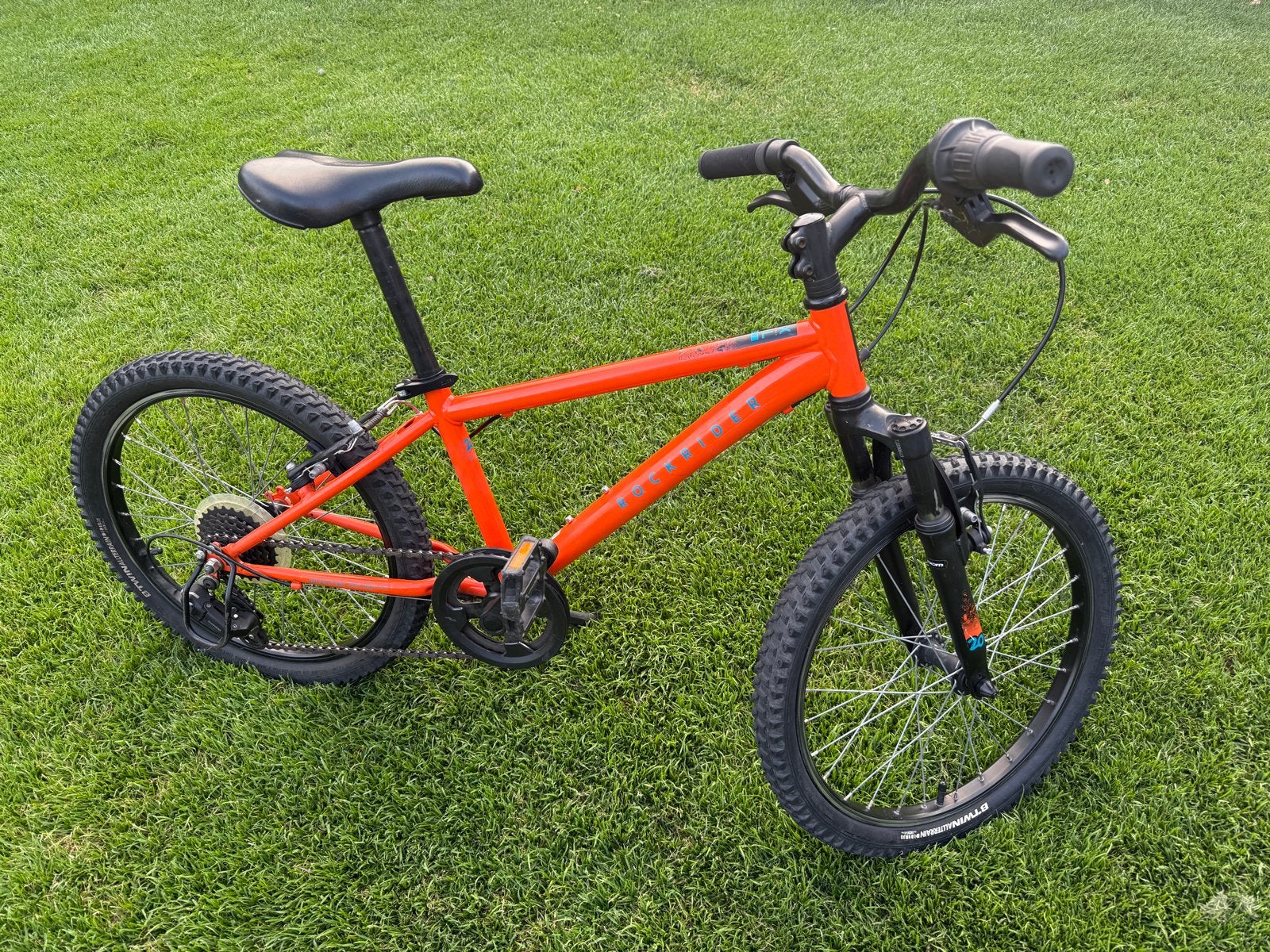 Oranje Decathlon B'Twin MTB MUD, 20 inch kinderfiets, Ophalen of Verzenden, Zo goed als nieuw, Velgrem, 20 inch of meer