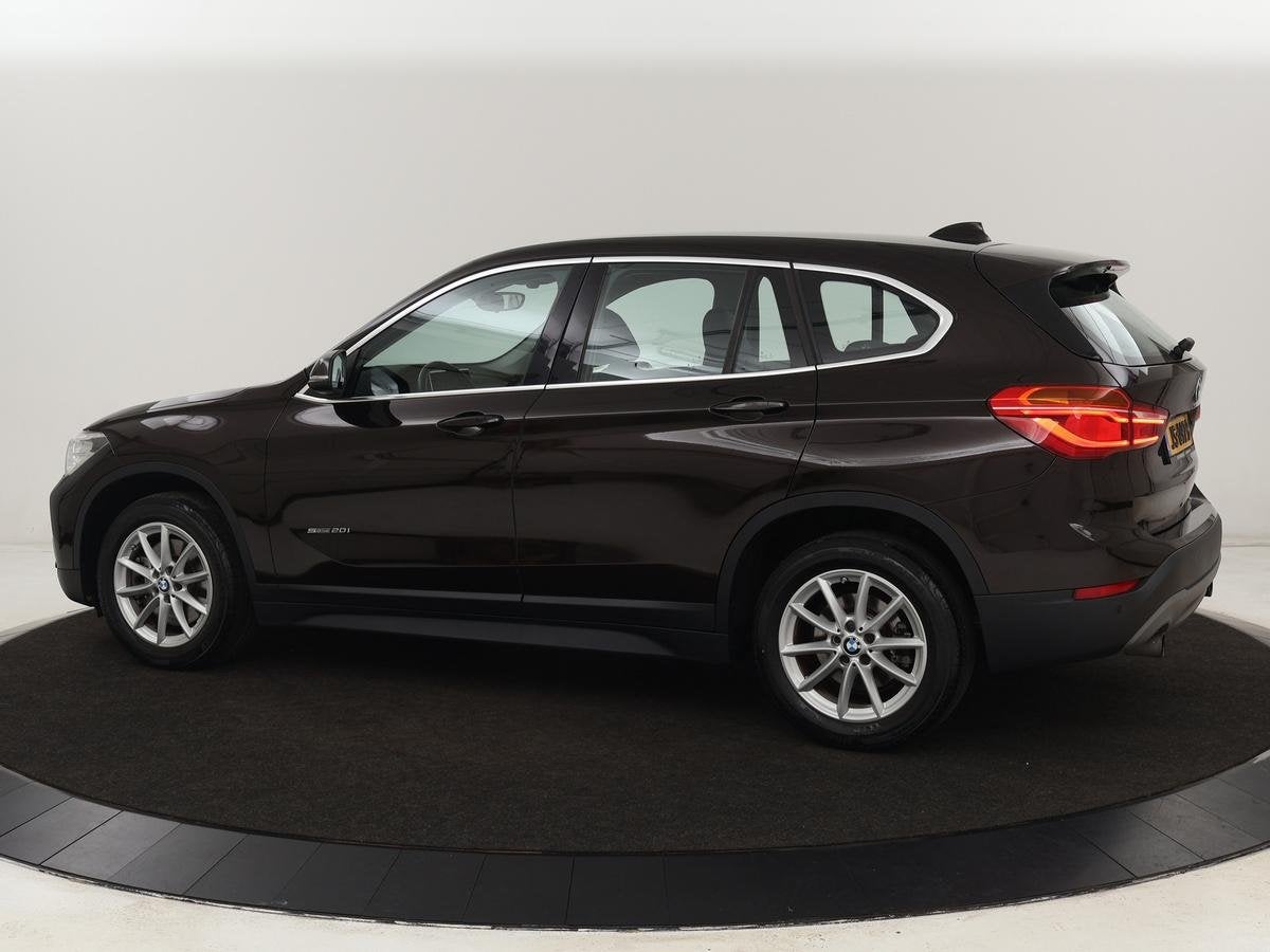 BMW X1 sDrive20i High Executive | 84.150km NAP | Trekhaak |, Auto's, 1998 cc, Bruin, Bedrijf, SUV of Terreinwagen