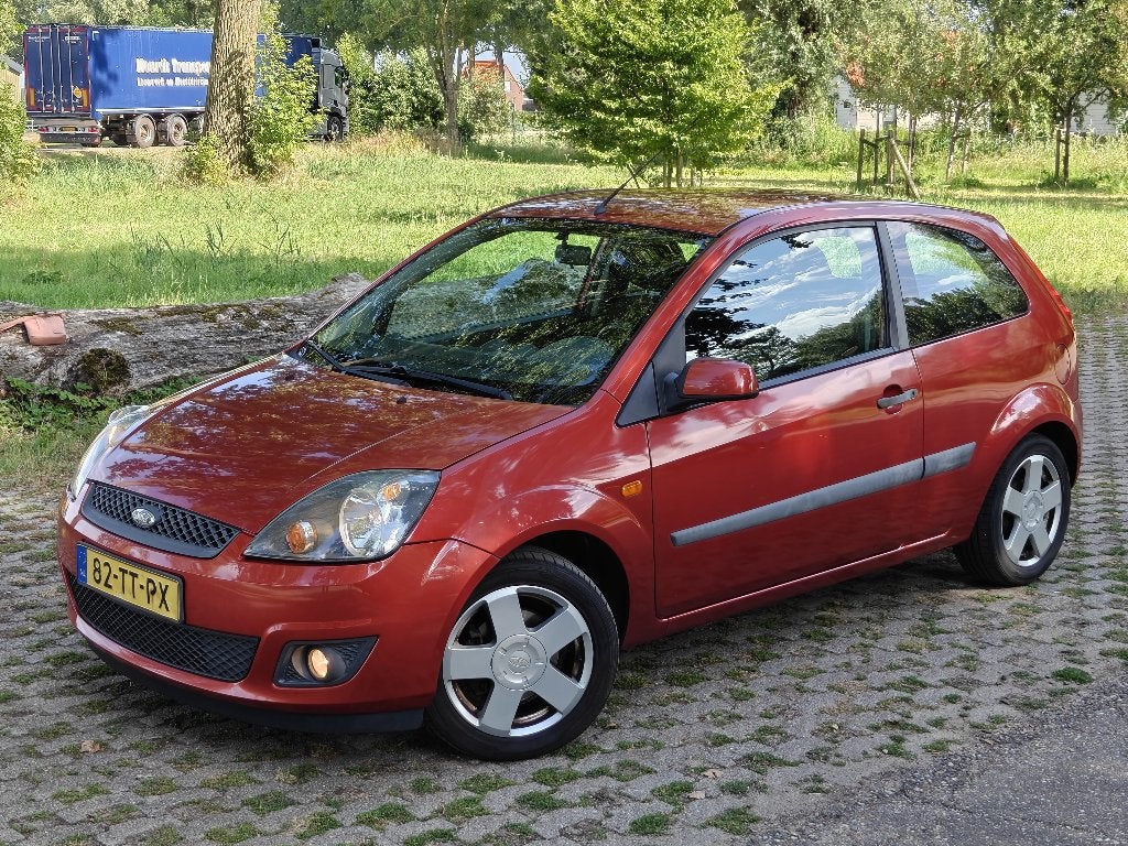 Ford Fiësta 1.4 16V 2007 met trekhaak, Voorwielaandrijving, Metallic lak, 40 €/maand, 4 cilinders