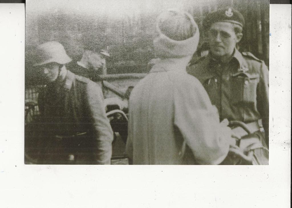Scheveningen 2e WO Dame bij militairen   Foto, Ophalen of Verzenden, 1940 tot 1960, Ongelopen, Zuid-Holland