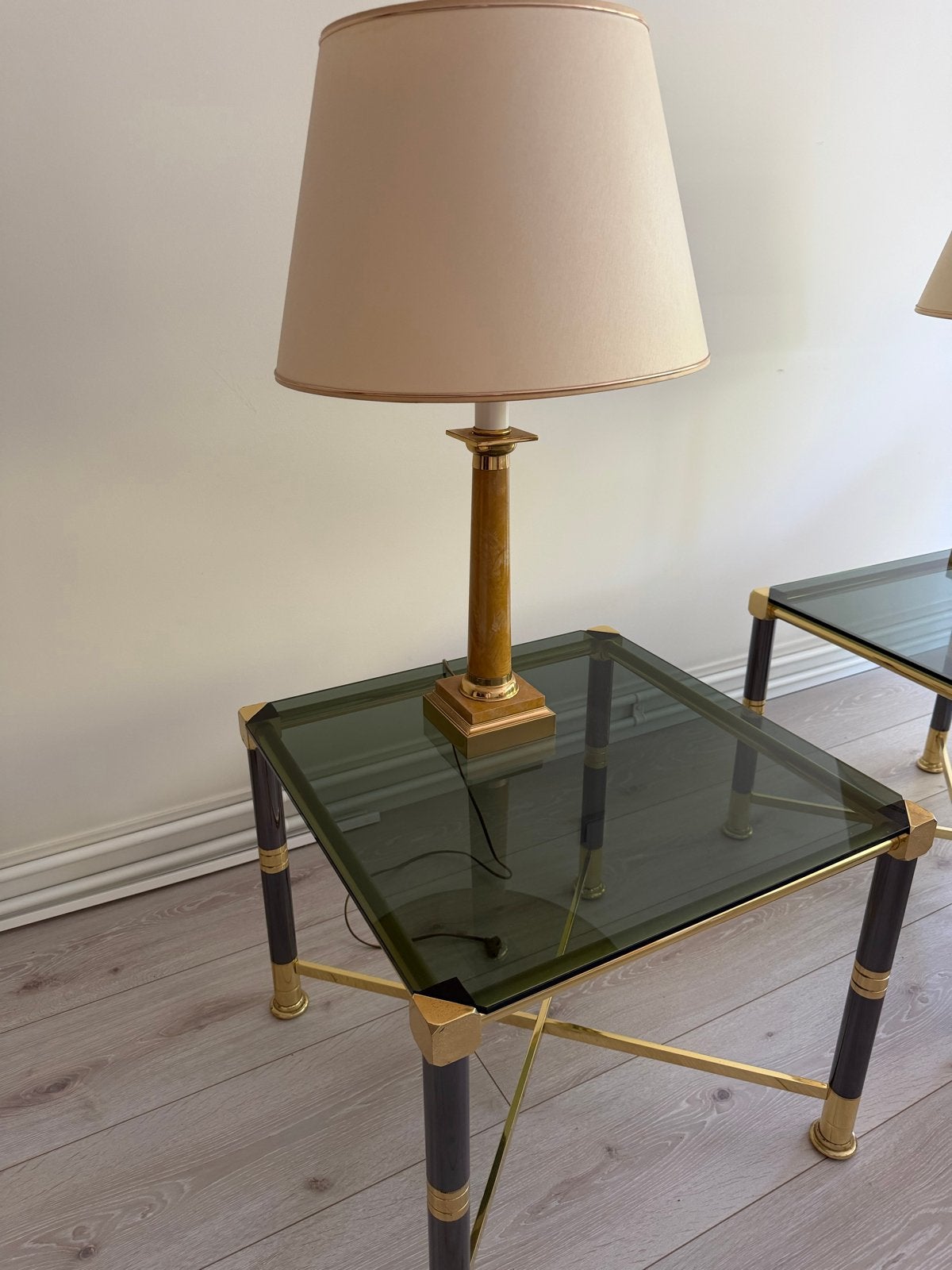 Stijlvolle bijzettafel met glasplaat en lamp, Huis en Inrichting, Tafels | Bijzettafels, Ophalen, Minder dan 55 cm, Gebruikt, Vierkant