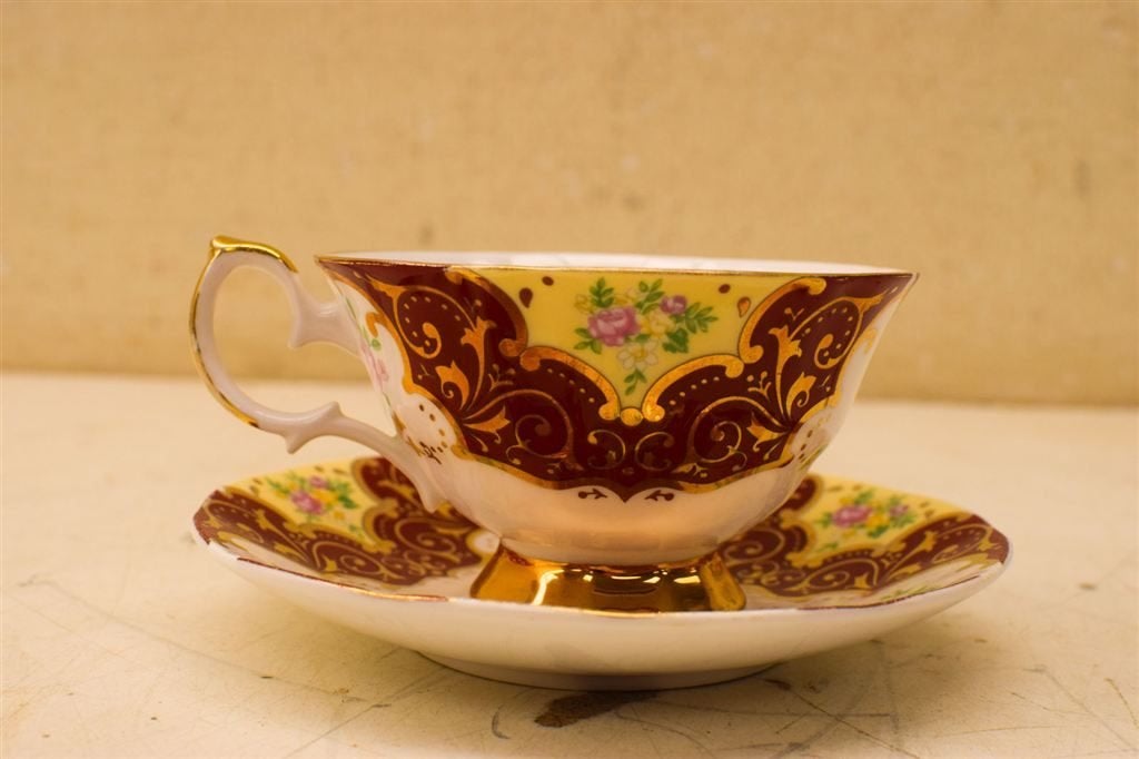 Queens China porseleinen kop en schotel 49033, Gebruikt, Ophalen of Verzenden, Bord(en), Overige stijlen