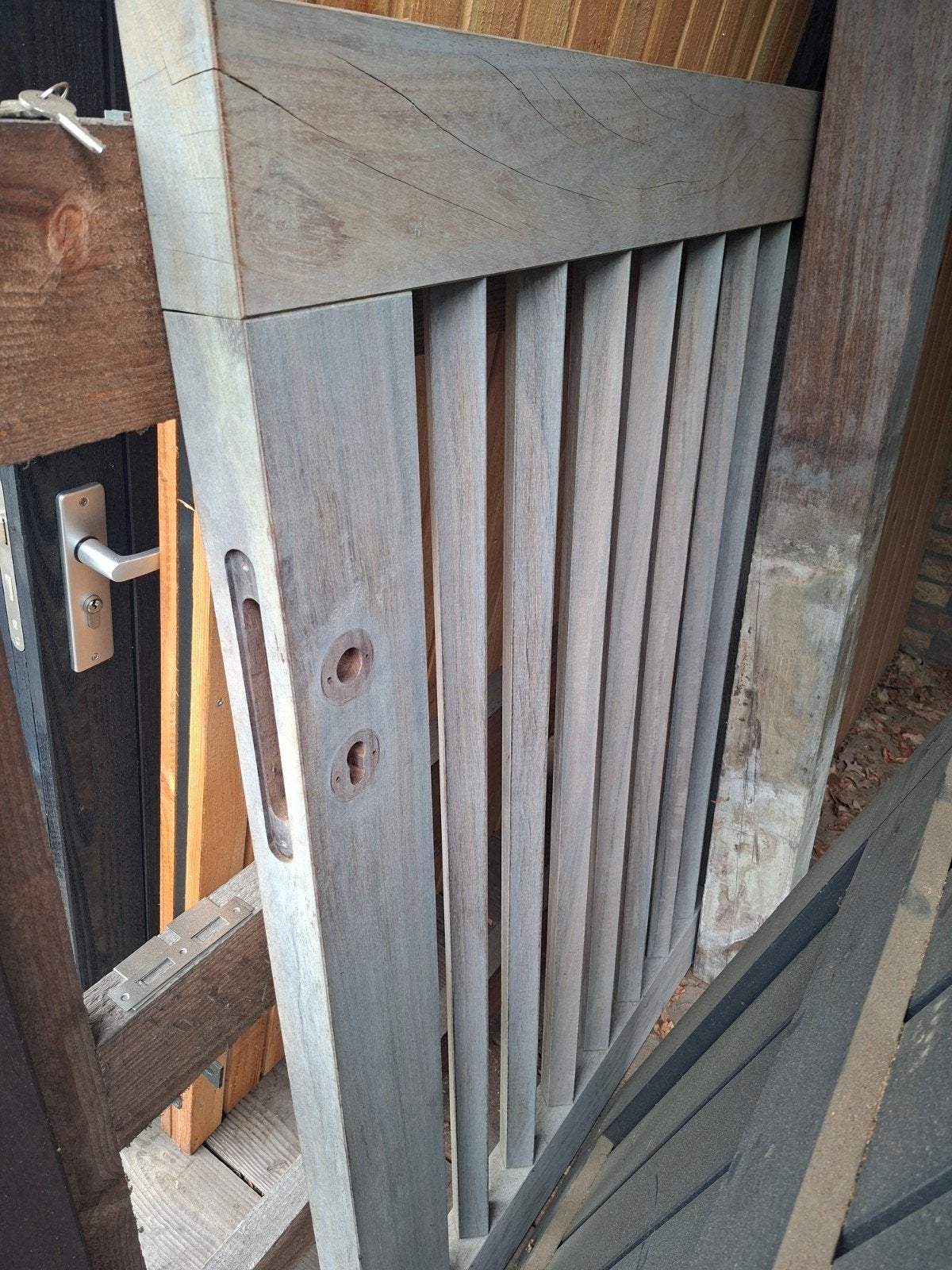 Halve poortdeur met paal - 140x110cm deur, 14x14x232cm paal, Tuin en Terras, Ophalen, Gebruikt