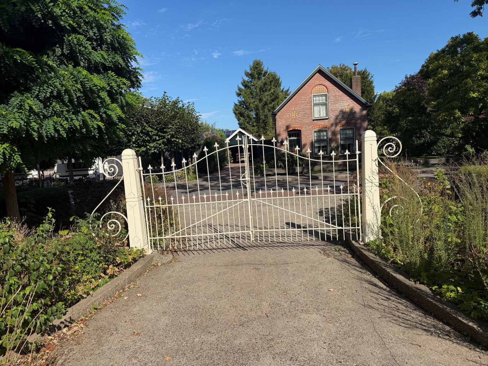 Sierlijk wit hekwerk met poort, Met poort, Gebruikt, Ophalen of Verzenden, Sierhekwerk