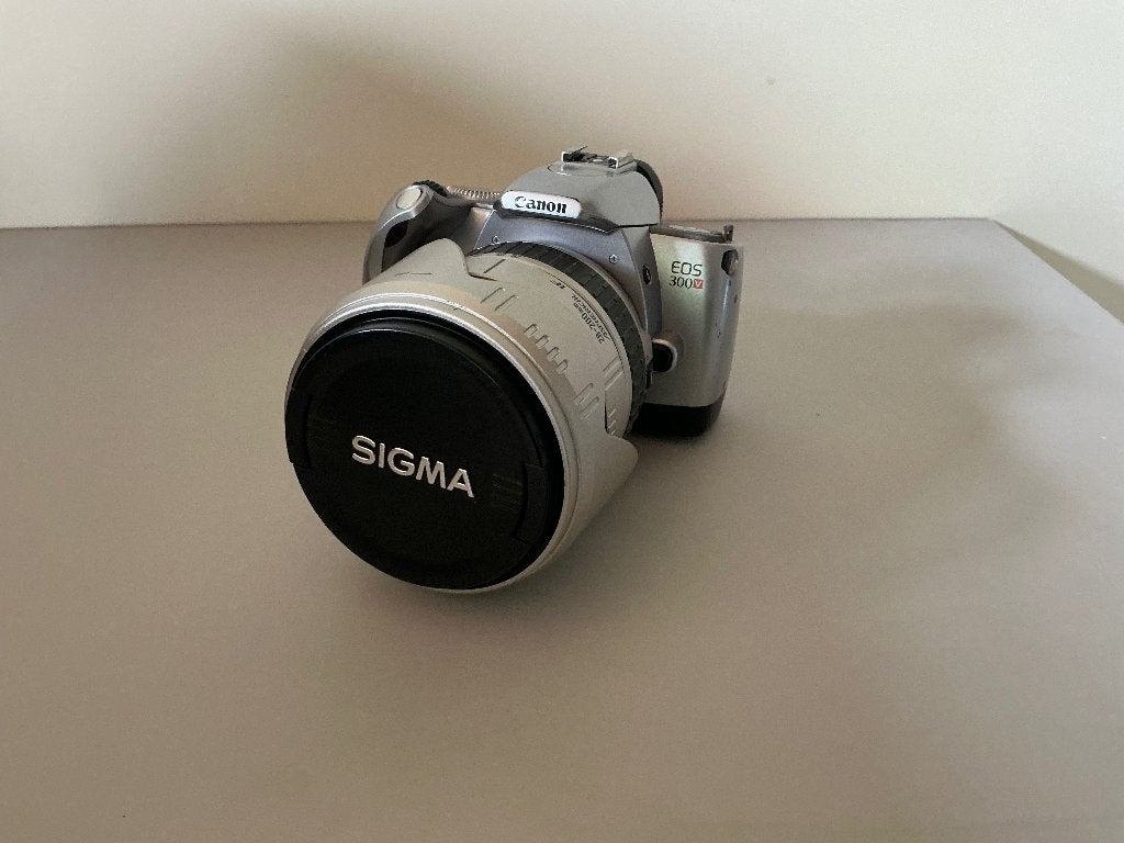 Canon Eos 300v analoge camera met Sigma zoomlens €50,-, Audio, Tv en Foto, Fotocamera's Analoog, Ophalen, Gebruikt, Spiegelreflex
