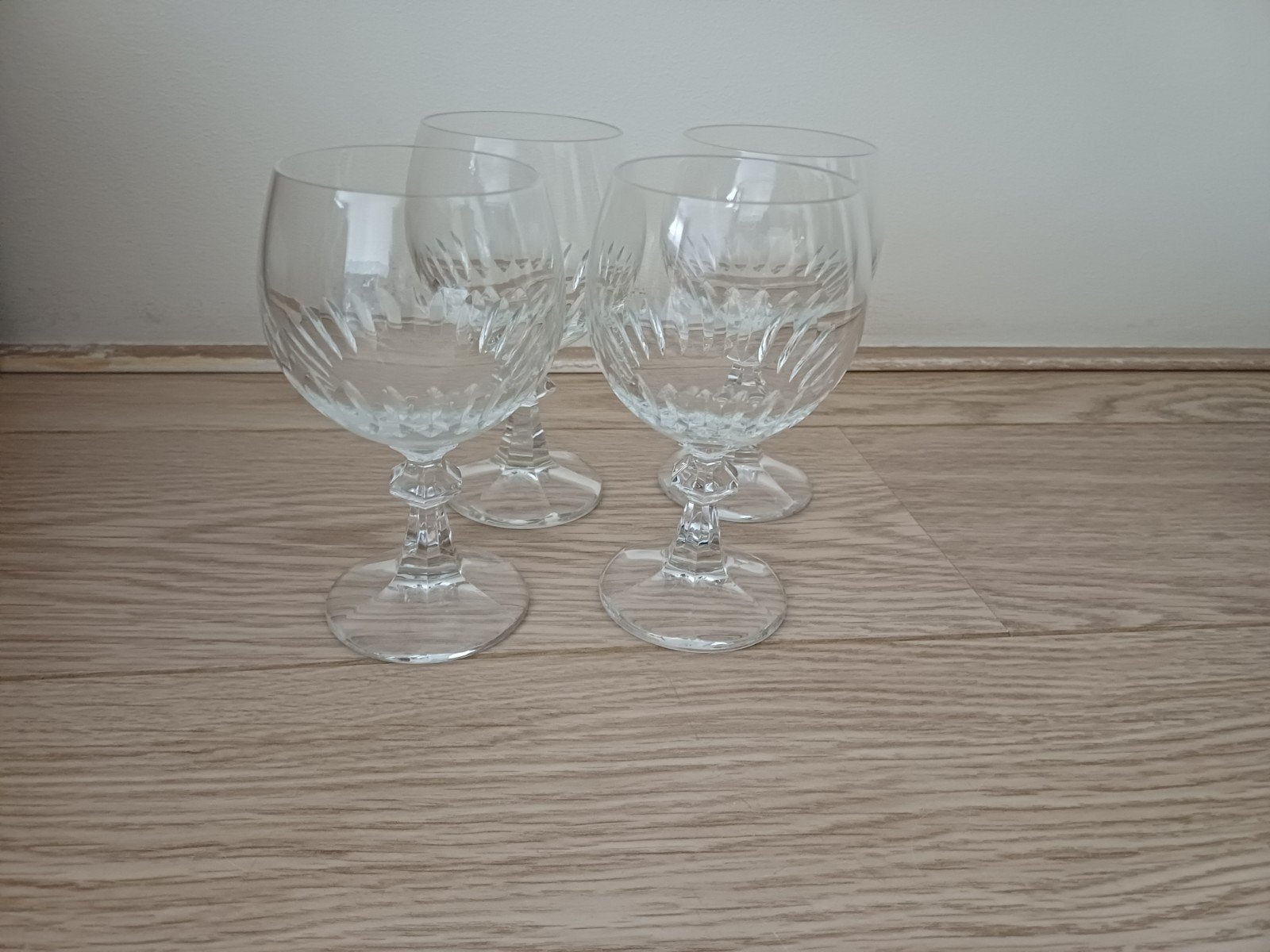 Set van 4 kristallen wijnglazen met geslepen patroon, Ophalen
