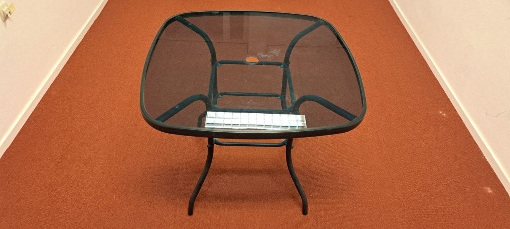 Vierkante tuintafel met rookglas en metalen frame, Tuin en Terras, Ophalen of Verzenden, Gebruikt, Rechthoekig, Metaal