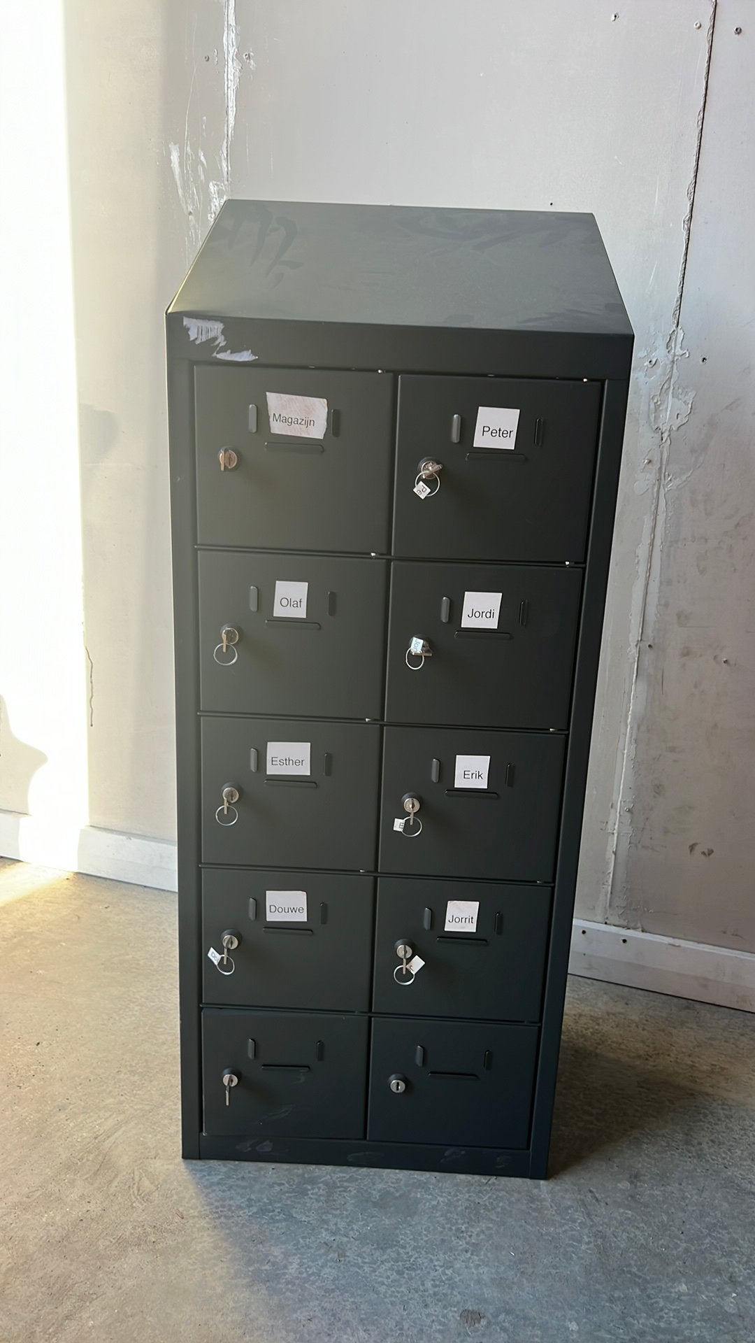 Locker 10 kluisjes incl sleutel voor telefoon lader, Ophalen, Zo goed als nieuw