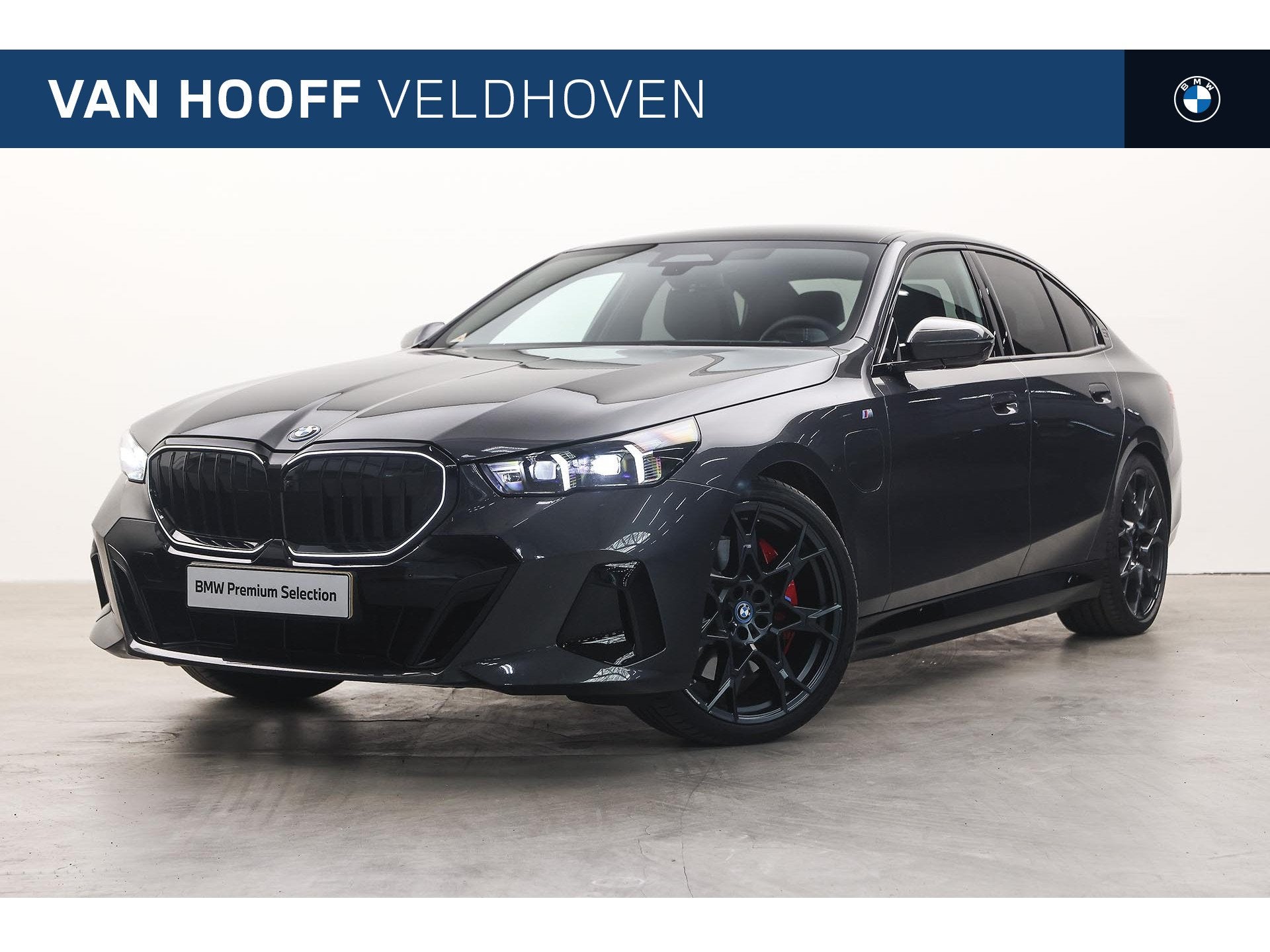 BMW 5 Serie 550e xDrive M Sport Automaat / Panoramadak / Bow, Auto's, Dealer onderhouden, Gebruikt, Bedrijf, 489 pk